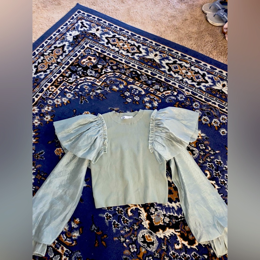 Green ruffled blouse from zara, perfect condition!